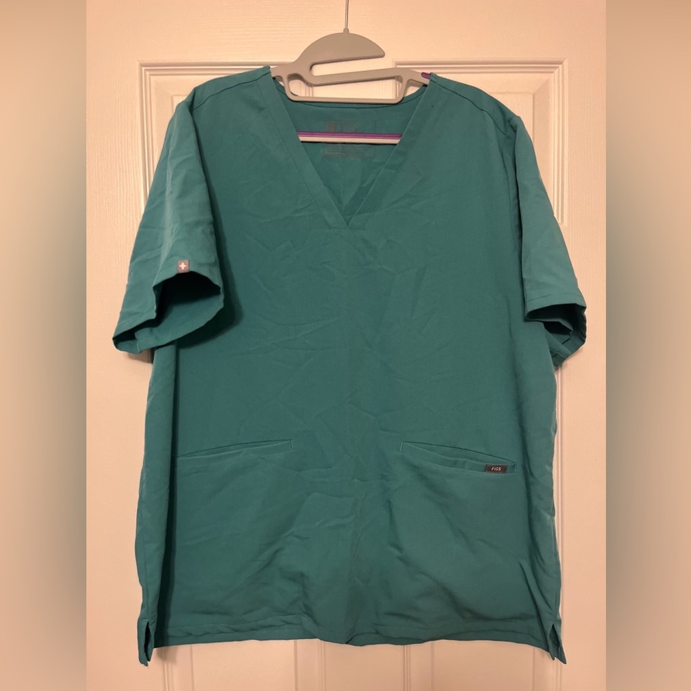 FIGS Scrubs Casma Women’s XXL 2XL V neck top 2 pockets